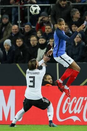 Koeln, Deutschland, 14.11.2017, Laenderspiel, Deutschland - Frankreich, Marvin Plattenhardt (GER) und Kylian Mbappe (FRA) im Zweikampf ( DeFodi048