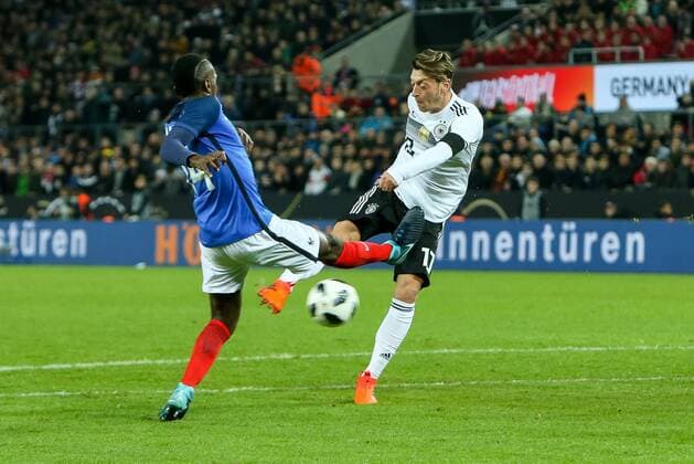 Koeln, Deutschland, 14.11.2017, Laenderspiel, Deutschland - Frankreich, Blaise Matuidi (FRA) und Mesut Oezil (GER) im Zweikampf ( DeFodi048