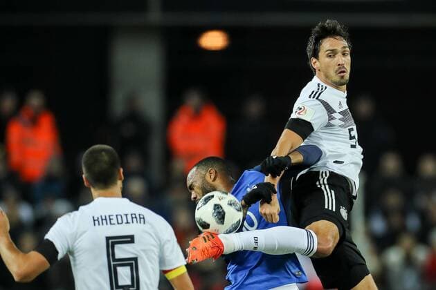 Koeln, Deutschland, 14.11.2017, Laenderspiel, Deutschland - Frankreich, Alexandre Lacazette (FRA) und Mats Hummels (GER) im Zweikampf ( DeFodi048