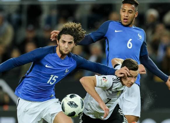 Koeln, Deutschland, 14.11.2017, Laenderspiel, Deutschland - Frankreich, Adrien Rabiot (FRA) Julian Draxler (GER) im Zweikampf ( DeFodi048