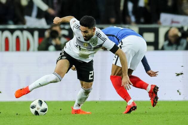 Koeln, Deutschland, 14.11.2017, Laenderspiel, Deutschland - Frankreich, Ilkay Guendogan (GER) und Kylian Mbappe (FRA) im Zweikampf ( DeFodi048