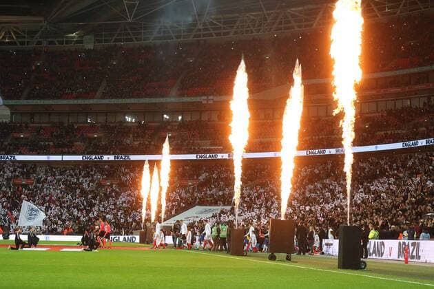 Bilder des Tages - SPORT England v Brazil International Friendly L?nderspiel The players come out to pyrotechnics before the International Friendly match at Wembley Stadium, London Content Not Available For UK Newspapers Copyright: xPaulxChestertonx FIL-10952-0001