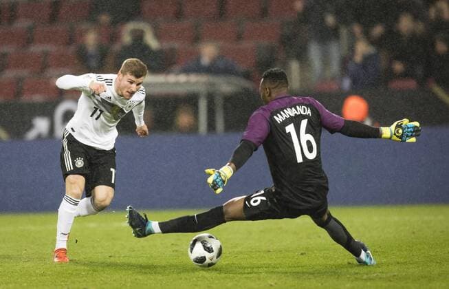 Bilder des Tages - SPORT Köln, 14.11.2017 Tor zum 1:1 durch Timo Werner (Deutschland) gegen Torwart Steve Mandanda (FRA) Deutschland - Frankreich