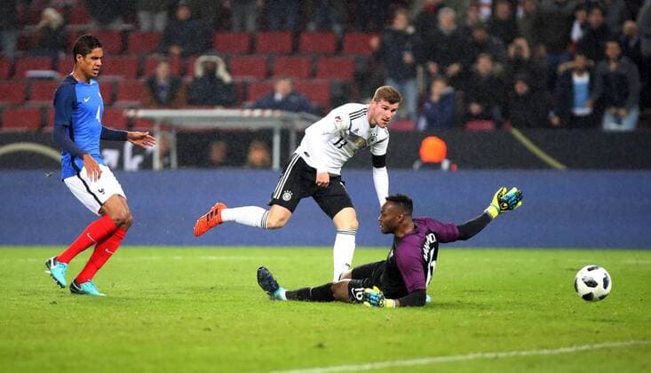 Deutschland - Frankreich Deutschland, Köln, 14.11.2017, Fussball, FIFA, Länderspiel, Deutschland DFB - Frankreich: v.l. Timo Werner (Deutschland), Steve Mandanda (Frankreich); Tor 1:1 Werner.