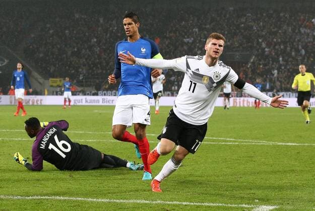 Themen der Woche - SPORT Bilder des Tages - SPORT Timo Werner 1:1, Torwart Steve Mandanda, Raphael Varane Freude Emotion jubelnd Jubel nach 1:1 Fußball Fussball Länderspiel Testspiel Saison 2017 2018 14.11.2017 DFB Nationalmannschaft GER BRDeutschland vs. Frankreich FRA