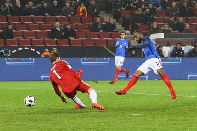 Bilder des Tages - SPORT goal, Tor zum 1:2 für Alexandre Lacazette (Frankreich, France) gegen Kevin Trapp (Deutschland Germany) - 14.11.2017: Deutschland vs. Frankreich, Rhein Energie Stadion Koeln