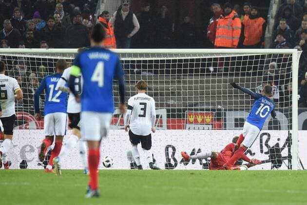 Fußball Länderspiel Deutschland - Frankreich am 14.11.2017 im RheinEnergieSTADION in Köln Tor zum 1:2 durch Alexandre Lacazette ( Frankreich )