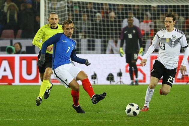 Antoine Griezmann (Frankreich, France) gegen Sebastian Rudy (Deutschland Germany) - 14.11.2017: Deutschland vs. Frankreich, Rhein Energie Stadion Koeln