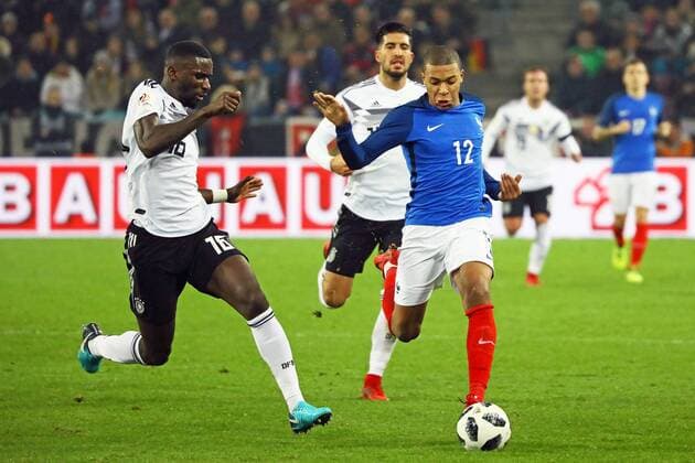 Antonio Rüdiger (Deutschland Germany) trennt Kylian Mbappe (Frankreich, France) vom Ball - 14.11.2017: Deutschland vs. Frankreich, Rhein Energie Stadion Koeln