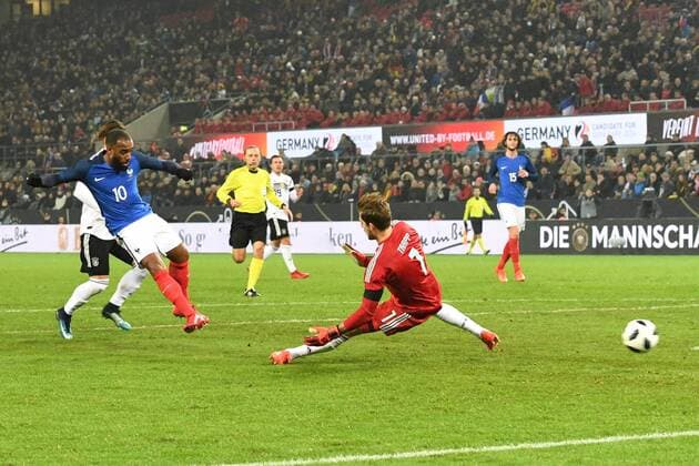 Fussball, Herren, Saison 2017 2018, Testspiel in Köln, Deutschland - Frankreich, Alexandre Lacazette (Nr. 10, Frankreich) erzielt gegen TW Kevin Trapp (Nr. 1, Deutschland) das Tor zum 1:2, 14.11.2017, Copyright: xMatthiasxKochx