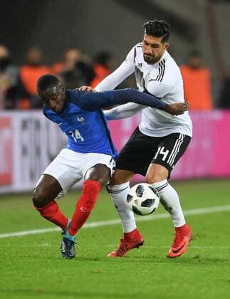 FUSSBALL INTERNATIONAL TESTSPIEL IN KOELN Deutschland - Frankreich 14.11.2017 Blaise Matuidi (li, Frankreich) gegen Emre Can (re, Deutschland) Koeln
