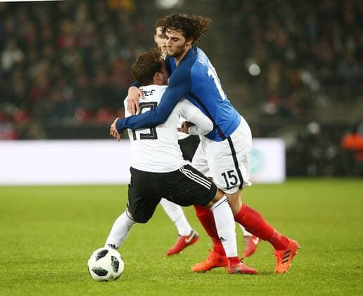 Mario Götze, Adrien Rabiot Aktion Spielszene Zweikampf Ringkampf Fußball Fussball Länderspiel Testspiel Saison 2017 2018 14.11.2017 DFB Nationalmannschaft GER BRDeutschland vs. Frankreich FRA