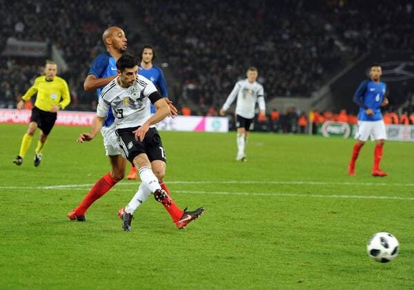Länderspiel: Deutschland - Frankreich 14.11.2017 in Köln. Tor zum 2:2 Ausgleich für Deutschland durch Lars Stindl.