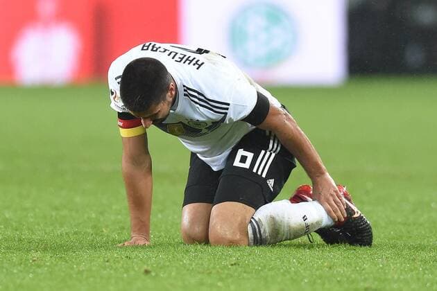 Fußball Länderspiel Deutschland - Frankreich am 14.11.2017 im RheinEnergieSTADION in Köln Sami Khedira ( Deutschland ) verletzt