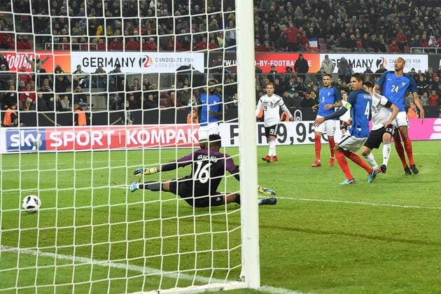 Bilder des Tages - SPORT Fußball Länderspiel Deutschland - Frankreich am 14.11.2017 im RheinEnergieSTADION in Köln Tor zum 2:2 durch Lars Stindl ( Deutschland )