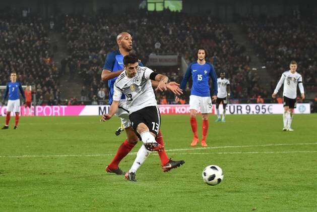 14.11.2017, Fussball Nationalmannschaft, Laenderspiel, Deutschland - Frankreich, Lars Stindl (Deutschland), li., erzielt das Tor zum 2:2