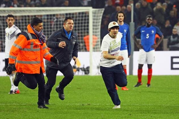 Flitzer auf dem Platz verfolgt von Sicherheitskraeften - 14.11.2017: Deutschland vs. Frankreich, Rhein Energie Stadion Koeln