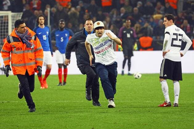 Flitzer auf dem Platz verfolgt von Sicherheitskraeften - 14.11.2017: Deutschland vs. Frankreich, Rhein Energie Stadion Koeln