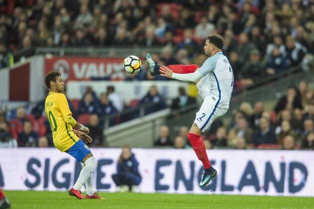 Bilder des Tages - SPORT Kyle Walker of England gets to the ball ahead of Neymar jr of Brazil during the International Friendly Länderspiel match between England and Brazil at Wembley Stadium, London, England on 14 November 2017. Copyright: xDarrenxMusgrovex 17720026