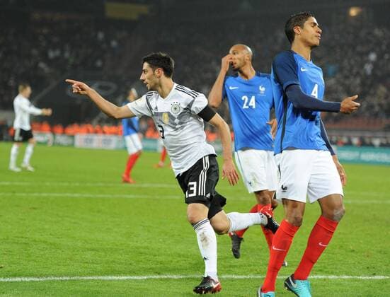 Länderspiel: Deutschland - Frankreich 14.11.2017 in Köln. Der Torschütze Lars Stindl (Deut. li.) nach dem 2:2 Ausgleich. Re: Steven N Zonzi (24) und Rapharel Varane (beide FRA).