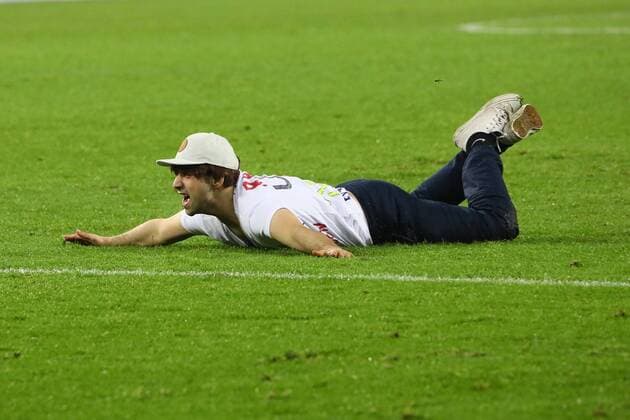 Flitzer auf dem Platz verfolgt von Sicherheitskraeften, faellt ueber die eigenen Fuesse - 14.11.2017: Deutschland vs. Frankreich, Rhein Energie Stadion Koeln
