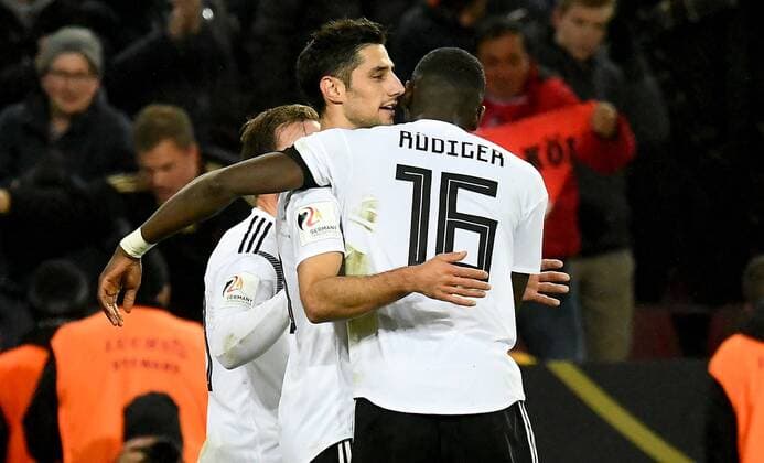14.11.2017, xfux, Fussball Laenderspiel Freundschaftsspiel, Deutschland - Frankreich, emspor, v.l. Mario Goetze (Deutsche Fussball Nationalmannschaft DFB), Lars Stindl (Deutsche Fussball Nationalmannschaft DFB), Antonio Ruediger (Deutsche Fussball Nationalmanschaft DFB) Torjubel, Goal celebration, celebrate the goal zum 2:2 Koeln