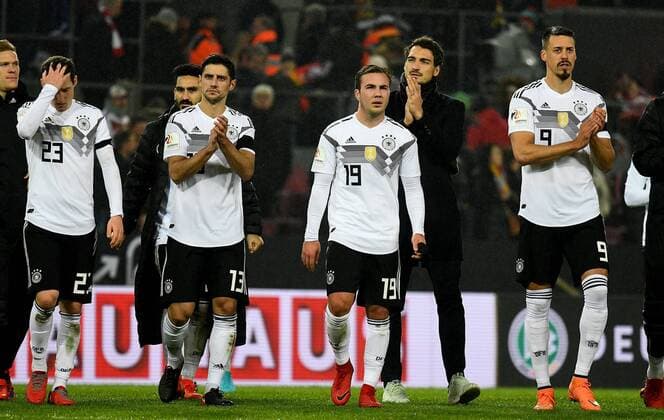 14.11.2017, xfux, Fussball Laenderspiel Freundschaftsspiel, Deutschland - Frankreich, emspor, v.l. Sebastian Rudy (Deutsche Fussball Nationalmannschaft DFB), Lars Stindl (Deutsche Fussball Nationalmannschaft DFB), Mario Goetze (Deutsche Fussball Nationalmannschaft DFB), Mats Hummels (Deutsche Fussball Nationalmannschaft DFB), Sandro Wagner (Deutsche Fussball Nationalmannschaft DFB) jubeln jubelt nach Spielende. Koeln