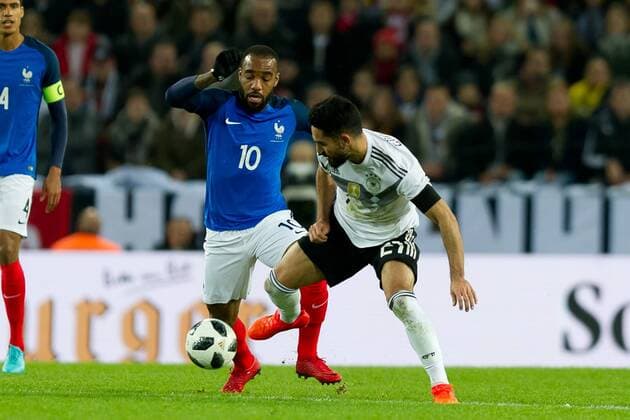 Koeln Germany, 14.11.2017, Laenderspiel, Deutschland - Frankreich, Alexandre Lacazette (FRA) und Ilkay Guendogan (GER) im Zweikampf ( DeFodi053