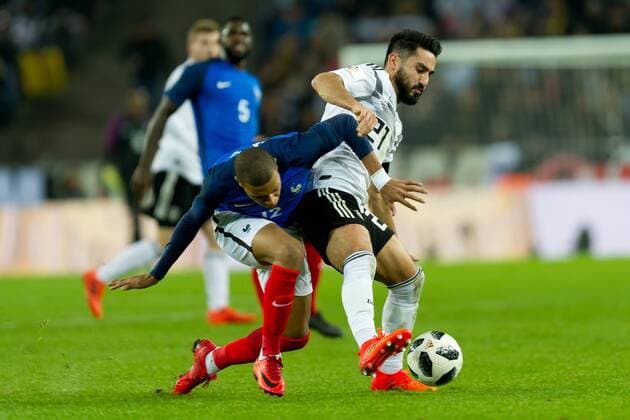 Koeln Germany, 14.11.2017, Laenderspiel, Deutschland - Frankreich, Kylian Mbappe (FRA) und Ilkay Guendogan (GER) im Zweikampf ( DeFodi053