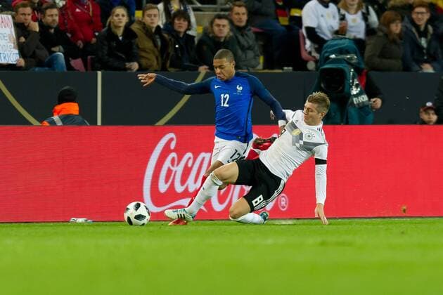Koeln Germany, 14.11.2017, Laenderspiel, Deutschland - Frankreich, Kylian Mbappe (FRA) und Toni Kroos (GER) im Zweikampf ( DeFodi053