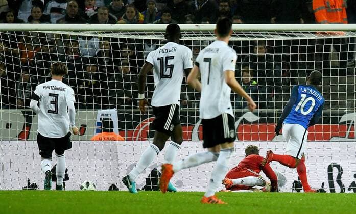 14.11.2017, xfux, Fussball Laenderspiel Freundschaftsspiel, Deutschland - Frankreich, emspor, v.l. Kevin Trapp (Deutsche Fussball Nationalmannschaft DFB), Alexandre Lacazette (Frankreich) Goal scored, Tor zum 1:2 Koeln
