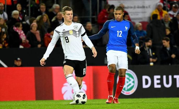 14.11.2017, xfux, Fussball Laenderspiel Freundschaftsspiel, Deutschland - Frankreich, emspor, v.l. Toni Kross (Deutsche Fussball Nationalmannschaft DFB), Kylian Mbappe (Frankreich) Koeln