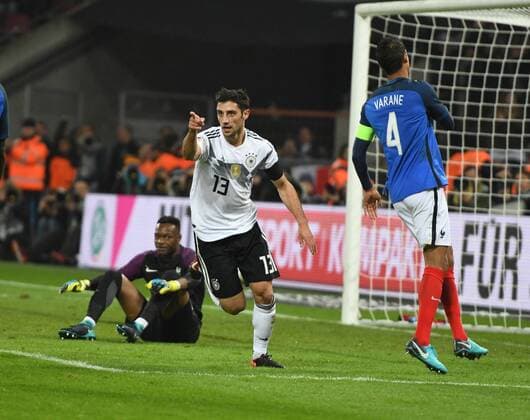 Deutschland - Frankreich 14.11.2017 Lars Stindl jubelt nach seinem Tor zum 2:2, Torwart Steve Mandanda (FRA) und Raphaele Varane sind geschlagen