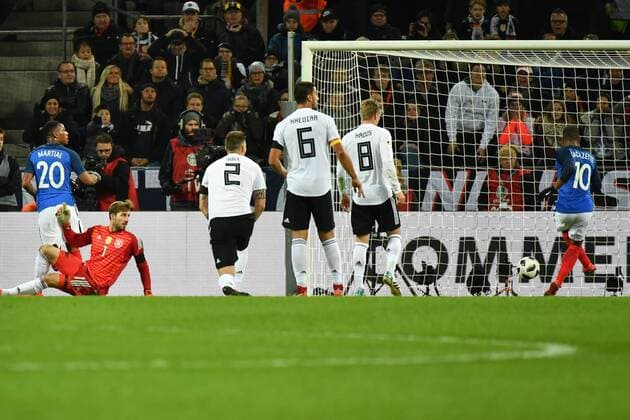 GER, FSP, Deutschland (GER) vs Frankreich (FRA) 14.11.2017, RheinEnergieStadion, Köln, GER, FSP, Deutschland (GER) vs Frankreich (FRA) im Bild picture shows: Alexandre Lacazette (Frankreich FRA 10), schiesst das 1:0