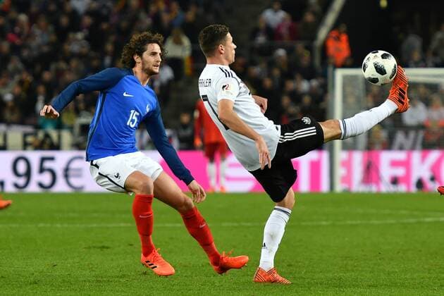 GER, FSP, Deutschland (GER) vs Frankreich (FRA) 14.11.2017, RheinEnergieStadion, Köln, GER, FSP, Deutschland (GER) vs Frankreich (FRA) im Bild picture shows: Julian Draxler (Deutschland GER 7), gegen Samuel Umtiti (Frankreich FRA 5),