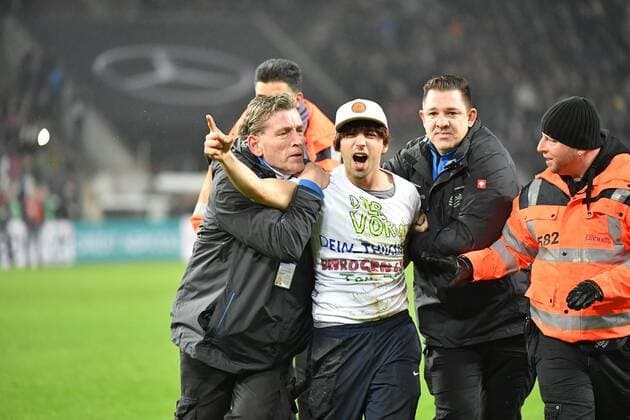 Bilder des Tages - SPORT GER, FSP, Deutschland (GER) vs Frankreich (FRA) 14.11.2017, RheinEnergieStadion, Köln, GER, FSP, Deutschland (GER) vs Frankreich (FRA) im Bild picture shows: kurz vor Ende der Partie taucht ein Flitzer auf.. die Ordner versuchen ihn zu fangen und zu stellen
