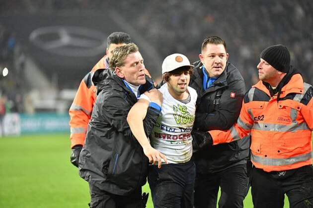 GER, FSP, Deutschland (GER) vs Frankreich (FRA) 14.11.2017, RheinEnergieStadion, Köln, GER, FSP, Deutschland (GER) vs Frankreich (FRA) im Bild picture shows: kurz vor Ende der Partie taucht ein Flitzer auf.. die Ordner versuchen ihn zu fangen und zu stellen
