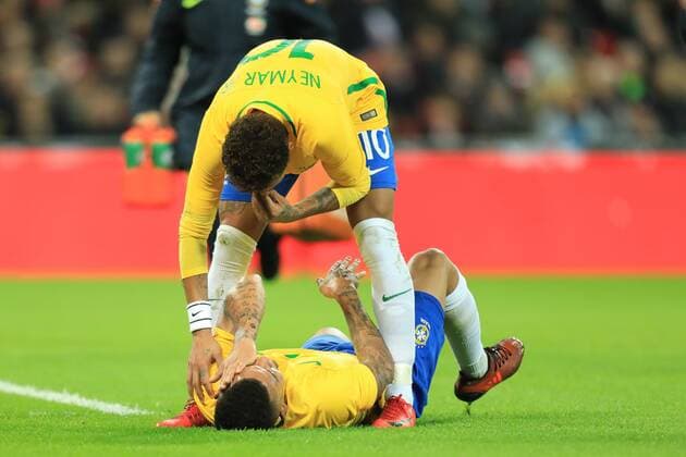Bilder des Tages - SPORT 14th November 2017, Wembley Stadium, London, England; International football friendly, England versus Brazil; Neymar checks on injured team mate Gabriel Jesus of Brazil  ActionPlus11951404