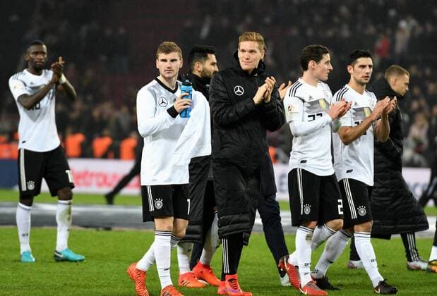 Deutschland - Frankreich 2:2 14.11.2017 Antonio Rüdiger, Timo Werner, Marcel Halstenberg, Sebastian Rudy und Lars Stindel klatschen, bedanken sich bei den Fans