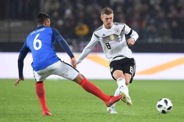 Fußball Länderspiel Deutschland - Frankreich am 14.11.2017 im RheinEnergieSTADION in Köln Corentin Tolisso ( Frankreich ), links - Toni Kroos ( Deutschland ), rechts