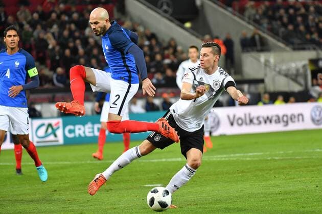 GER, FSP, Deutschland (GER) vs Frankreich (FRA) 14.11.2017, RheinEnergieStadion, Köln, GER, FSP, Deutschland (GER) vs Frankreich (FRA) im Bild picture shows: Julian Draxler (Deutschland GER 7), re gegen Christophe Jallet (Frankreich FRA 2),