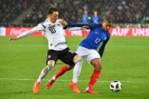 GER, FSP, Deutschland (GER) vs Frankreich (FRA) 14.11.2017, RheinEnergieStadion, Köln, GER, FSP, Deutschland (GER) vs Frankreich (FRA) im Bild picture shows: Mesut Özil Oezil (Deutschland GER 10), im Zweikampf gegen Kylian Mbappé (Frankreich FRA 12),