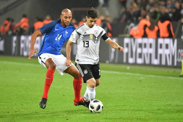 GER, FSP, Deutschland (GER) vs Frankreich (FRA) 14.11.2017, RheinEnergieStadion, Köln, GER, FSP, Deutschland (GER) vs Frankreich (FRA) im Bild picture shows: Lars Stindl (Deutschland GER 13), im Zweikampf gegen Steven N Zonzi (Frankreich FRA 24),