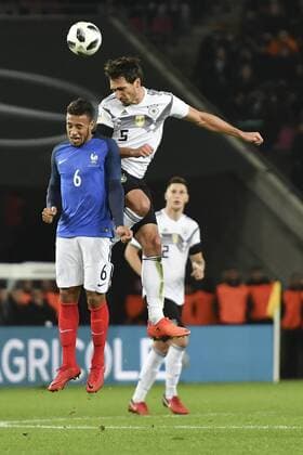 GER, FSP, Deutschland (GER) vs Frankreich (FRA) 14.11.2017, RheinEnergieStadion, Köln, GER, FSP, Deutschland (GER) vs Frankreich (FRA) im Bild picture shows: Kopfballduell zwischen Corentin Tolisso (Frankreich FRA 6), Mats Hummels (Deutschland GER 5),
