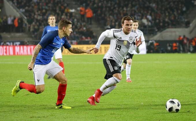 Köln , Fußball Länderspiel Deutschland vs. Frankreich , von links: Lucas Digne ( FRA ) Mario Götze ( GER )