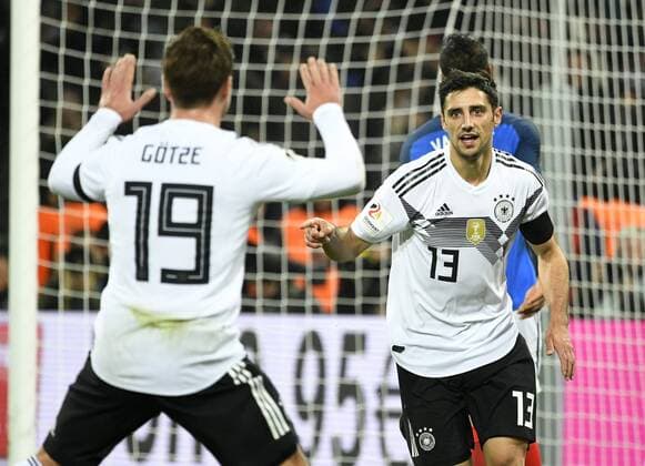 Rhein-Energie-Stadion Köln 14.11.2017, 8. Spieltag - Nationalteams Freundschaftsspiele, Deutschland vs Frankreich ---- Torschütze Lars Stindl (re.) jubelt mit Passgeber Mario Götze. re.: Varane