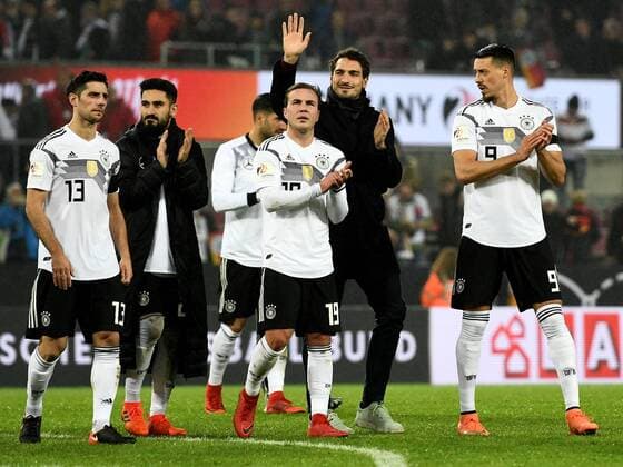 Bilder des Tages - SPORT 14.11.2017, xfux, Fussball Laenderspiel Freundschaftsspiel, Deutschland - Frankreich, emspor, v.l. Lars Stindl (Deutsche Fussball Nationalmannschaft DFB), Ilkay Guendogan (Deutsche Fussball Nationalmannschaft DFB), Mario Goetze (Deutsche Fussball Nationalmannschaft DFB), Mats Hummels (Deutsche Fussball Nationalmannschaft DFB), Sandro Wagner (Deutsche Fussball Nationalmannschaft DFB) jubeln jubelt nach Spielende. Koeln