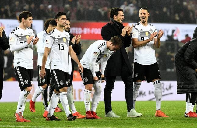 14.11.2017, xfux, Fussball Laenderspiel Freundschaftsspiel, Deutschland - Frankreich, emspor, v.l. Sebastian Rudy (Deutsche Fussball Nationalmannschaft DFB), Lars Stindl (Deutsche Fussball Nationalmannschaft DFB), Mario Goetze (Deutsche Fussball Nationalmannschaft DFB), Mats Hummels (Deutsche Fussball Nationalmannschaft DFB), Sandro Wagner (Deutsche Fussball Nationalmannschaft DFB) jubeln jubelt nach Spielende. Koeln