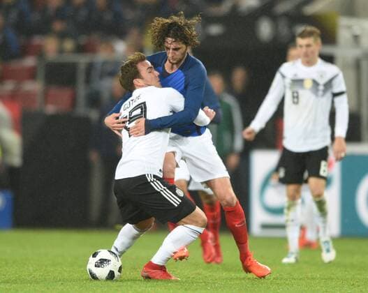Bilder des Tages - SPORT Länderspiel: Deutschland - Frankreich 14.11.2017 in Köln. Mario Götze (Deut.) scheinbar in inniger Umarmung mit Adrien Rabiot (FRA).