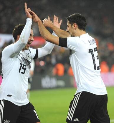 Länderspiel: Deutschland - Frankreich 14.11.2017 in Köln. Jubel Mario Götze (li.) und der Torschütze Lars Stindl (beide Deut.) nach dem 2:2.